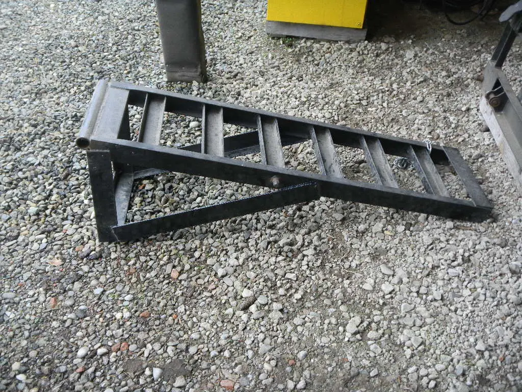 Heavy-duty steel trailer ramp with open rung construction